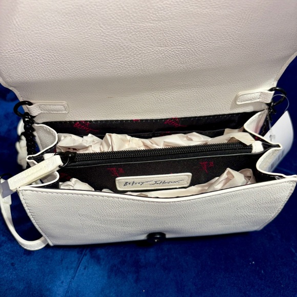 Betsey Johnson XO Skull Crossbody White - Picture 3 of 3